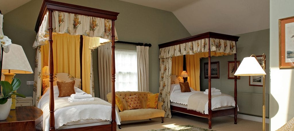 bruern-holiday-cottages-weir-twin-four-poster-bedroom